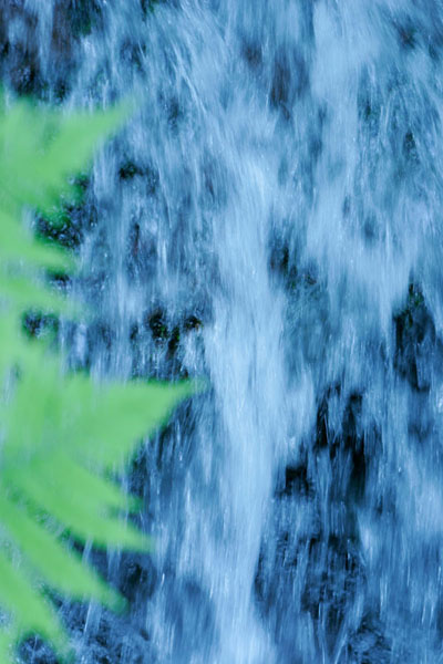 滝 水が流れ落ちるイメージ 青い 画像1 無料写真素材 