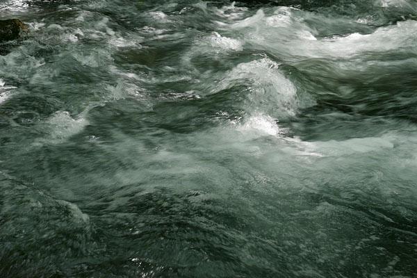水面 激しい水の流れイメージ 川面の表情 画像10 フリー写真素材