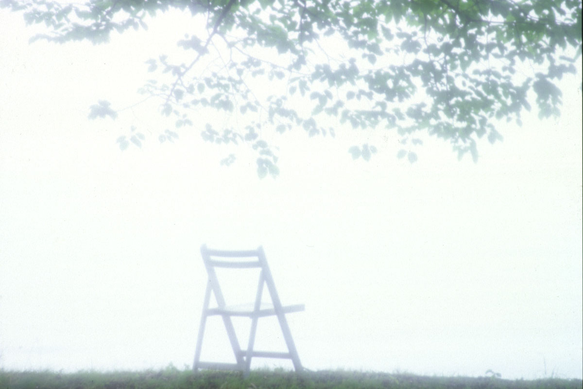 e48-湖畔3　霧の湖畔と白い椅子