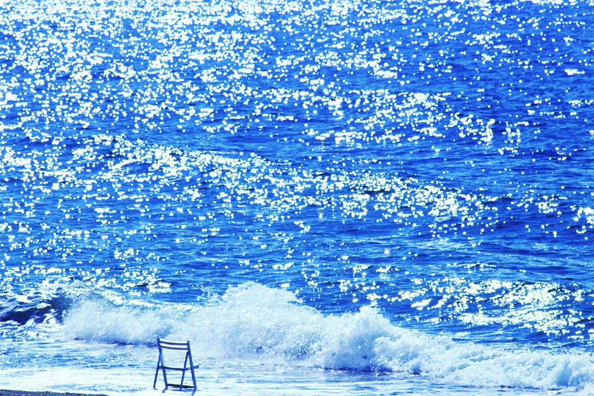 e48-海　海と白い椅子