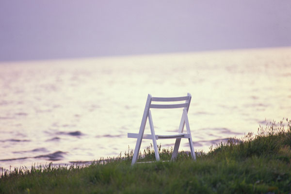 湖畔と白い椅子 夏イメージ 画像 無料写真素材 フリー素材
