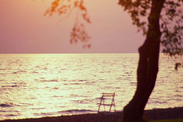 夕暮れの湖畔と椅子 湖 画像 無料写真素材 フリー素材