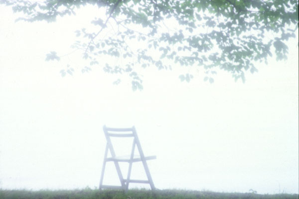 霧の湖畔と白い椅子 画像 画像 無料写真素材 フリー素材