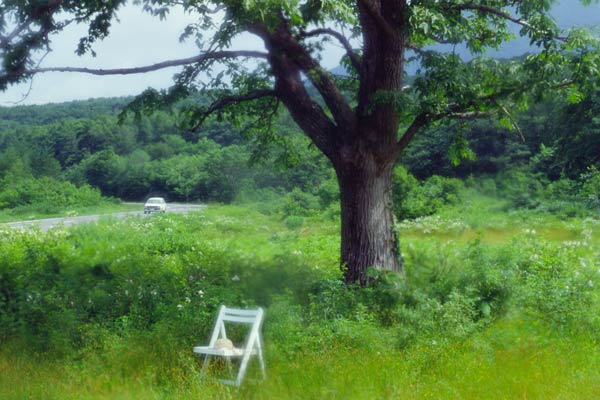 高原と白い椅子 夏の高原イメージ 画像 無料写真素材 フリー素材