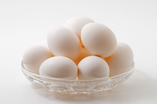 卵（鶏卵）画像1 背景白 食の素材　無料写真素材