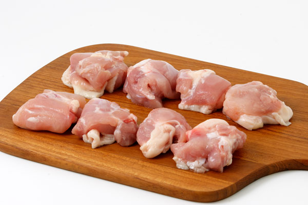 鶏肉モモ肉（水炊き 唐揚げ用）画像 料理の素材 白バック 無料写真素材
