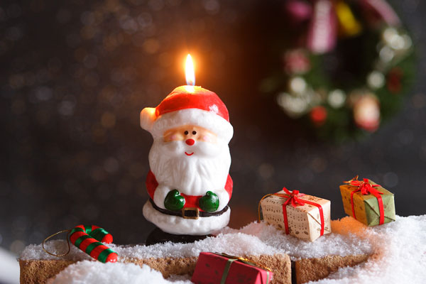 クリスマスイメージ サンタクロースキャンドル 画像1 無料写真素材