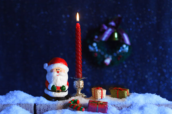 サンタクロースの人形 キャンドル プレゼント クリスマスリース 画像4 無料写真素材