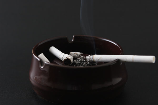 煙草と灰皿 吸い殻 画像2 無料写真素材 フリー写真素材