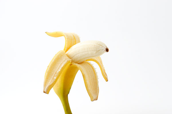 皮を半分剥いたバナナ 画像3 無料写真素材 フリー写真素材　