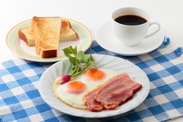 ベーコンと目玉焼き トースト コーヒー 朝食　フリー写真素材
