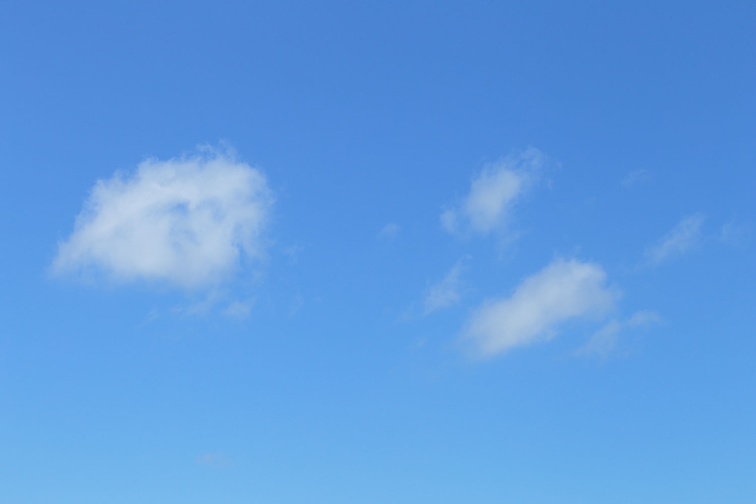 i72l-3551　青空と雲