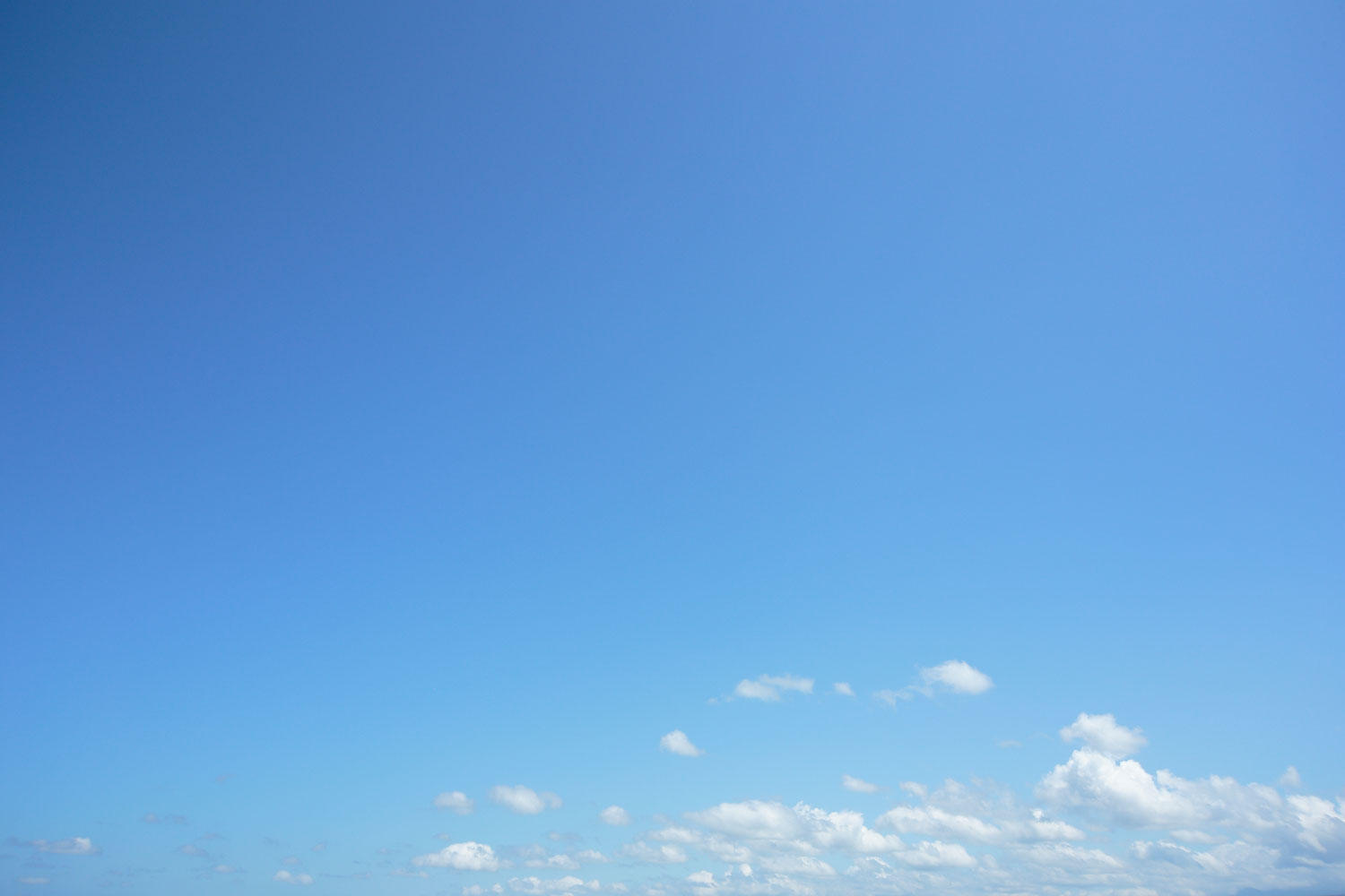 i73l-3607　青空と雲　「花ざかりの森」