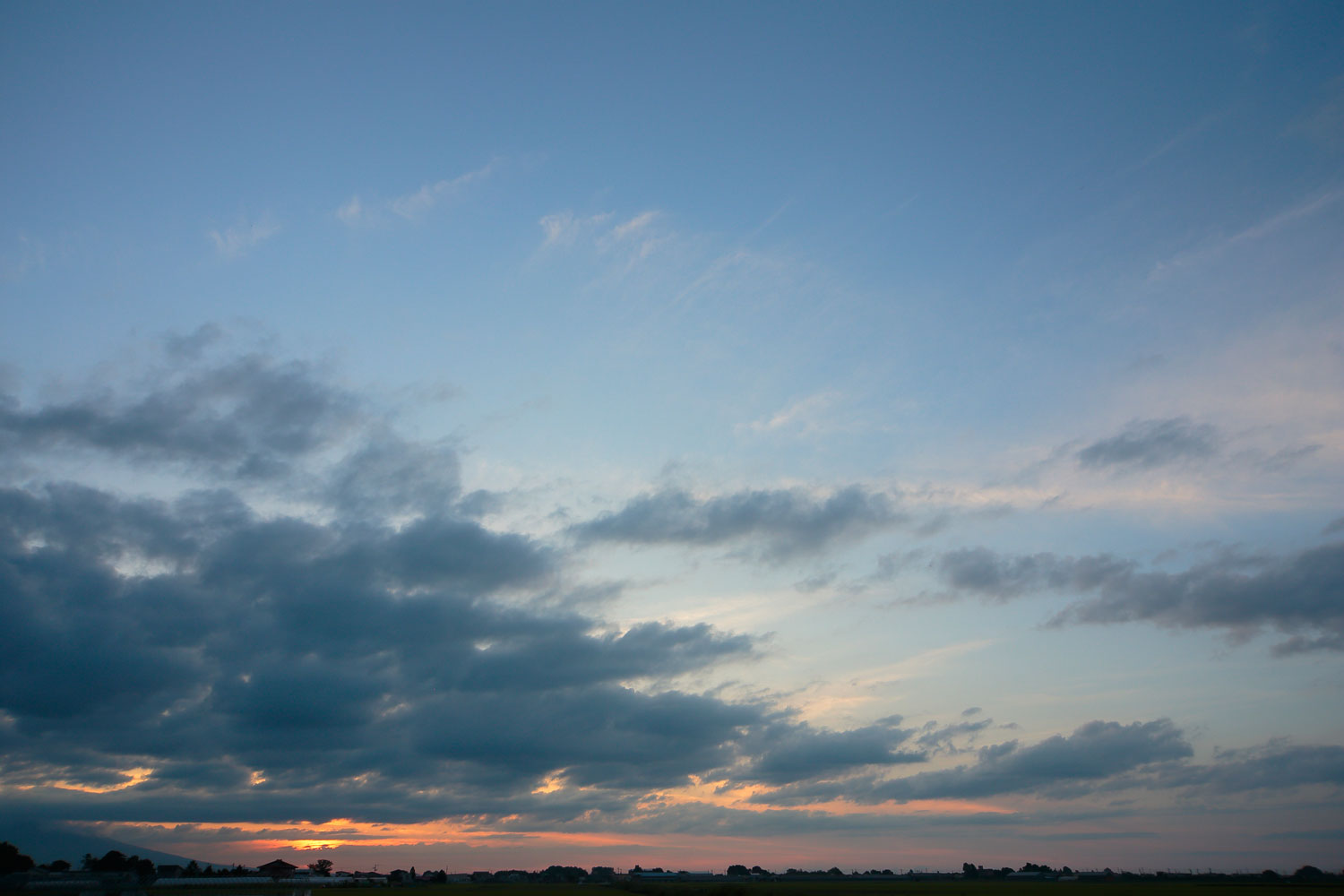 i73l-3609　夕暮れの空の色と雲