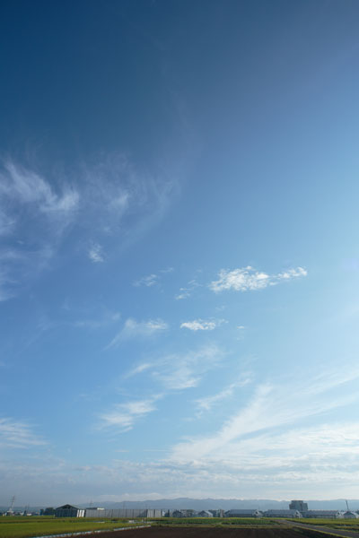 早朝の空 雲　縦の画像
