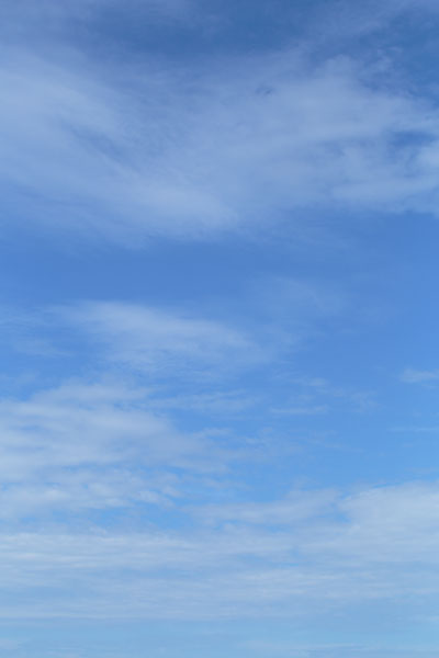 明るい爽やかな青空に浮か雲、雲と青皿の素材 縦位置の画像2枚。筋雲