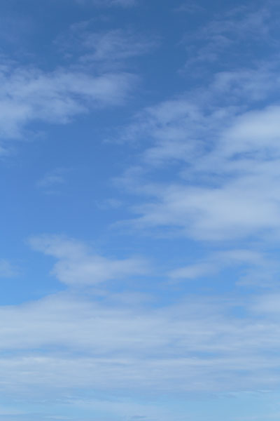 青空に流したような雲の模様。雲と青い空のイメージ無料画像
