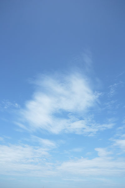   青空と雲 縦 画像 フリー写真素材