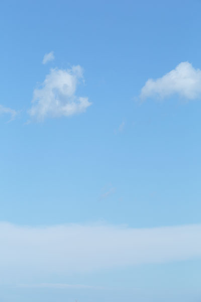 淡い青空に浮か小さめの浮き雲、筋雲。雲・空の写真素材。フリー素材。