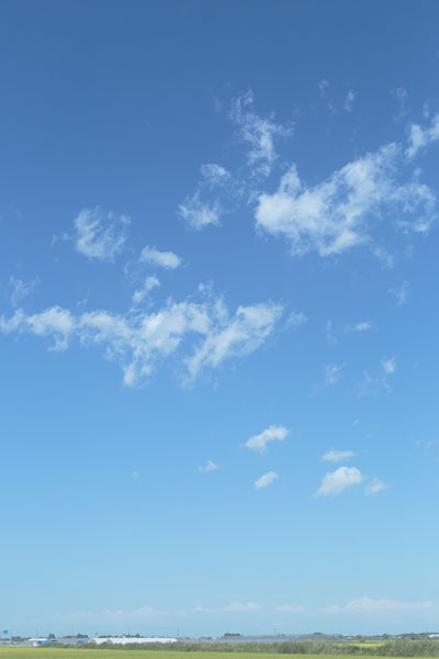 青空と雲 縦 画像 フリー写真素材