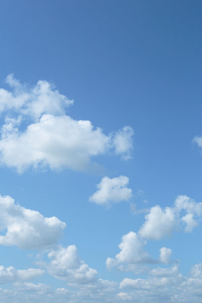 i76-4605青空と雲 　縦の画像