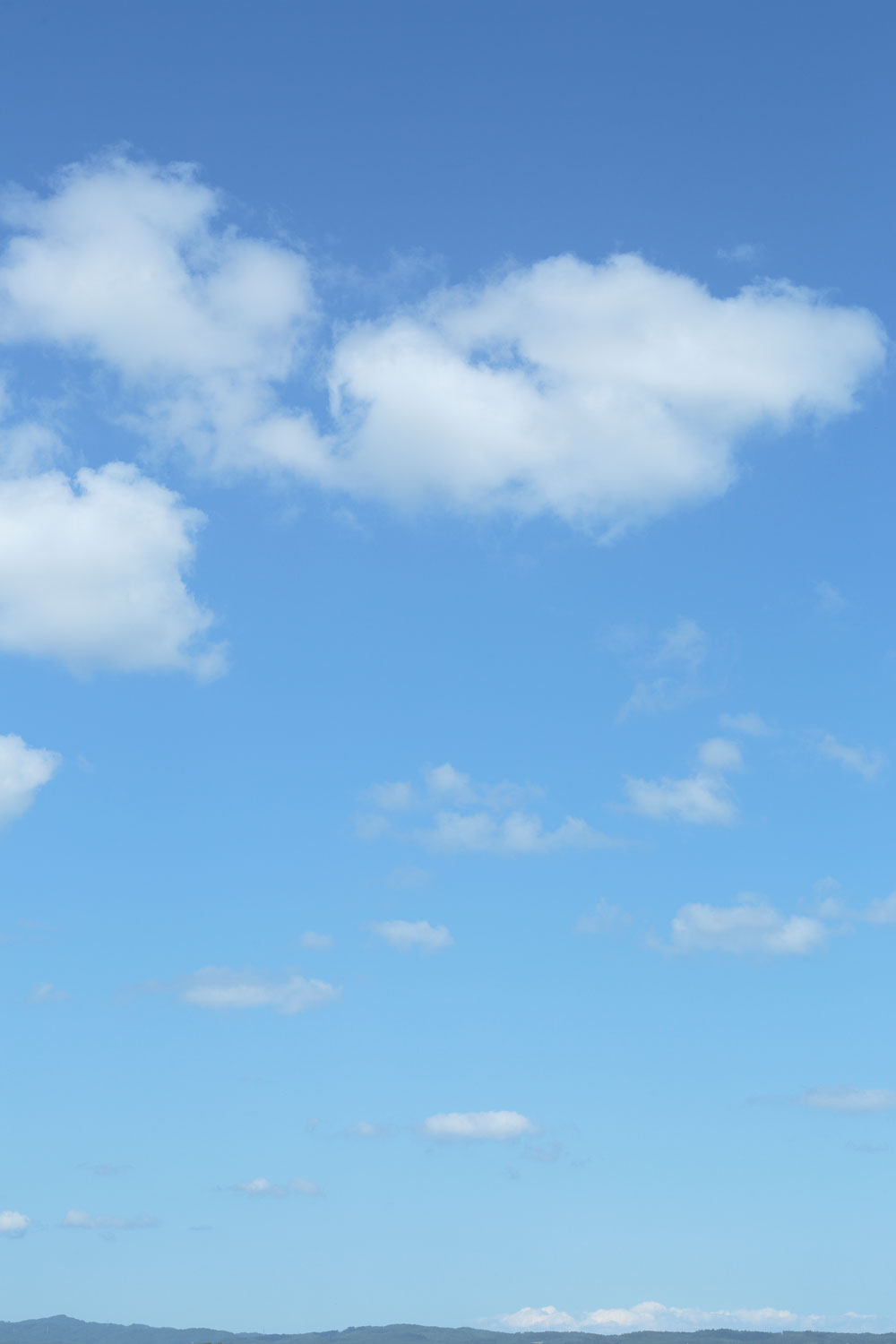 i78l-4698　青空と雲 　縦画像