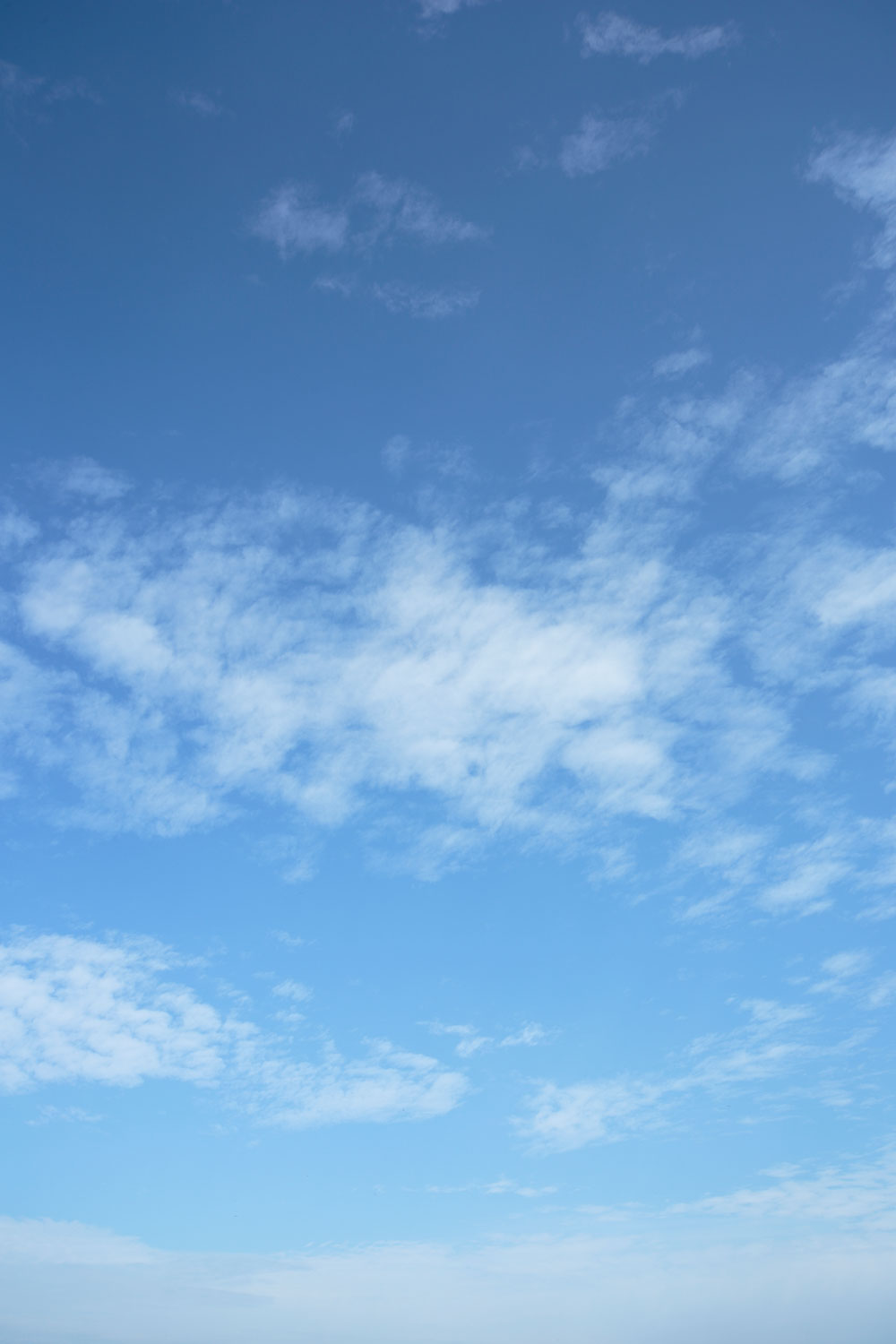 i78l-4815　青空と雲 　縦画像