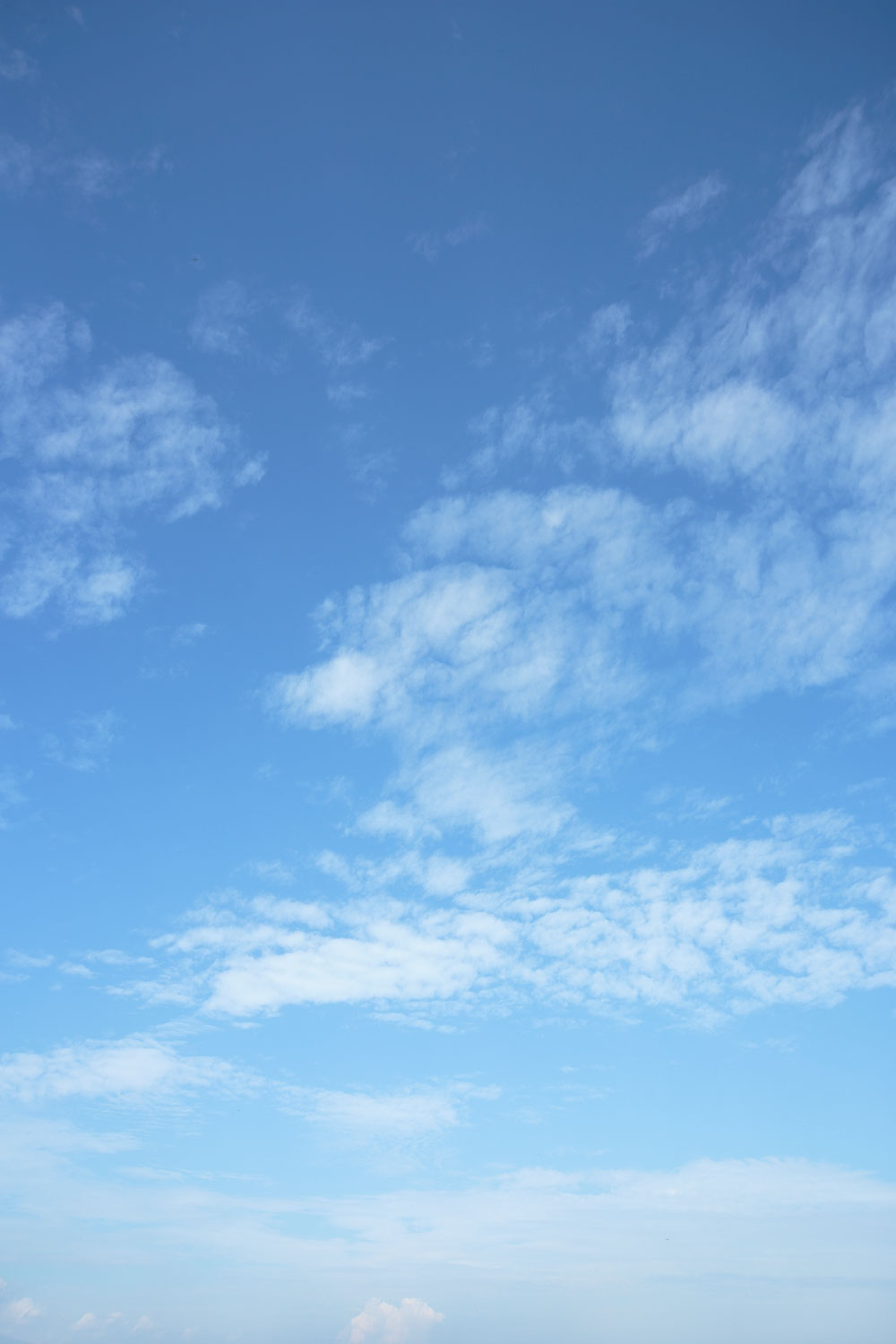 i78l-4823　青空と雲 　縦画像