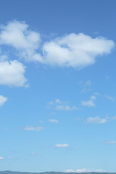 明るい爽やかな青空に浮か雲。縦位置の画像2枚。浮き雲