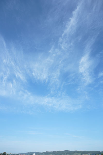 明るい爽やかな青空に浮か雲、雲と青皿の素材 縦位置の画像2枚。筋雲