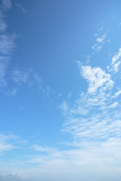 明るい爽やかな青空に浮か雲。縦位置の画像2枚。筋雲・うろこ雲