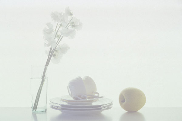 朝のイメージ キッチン 食器 果物 リンゴ 花 スウィトピー