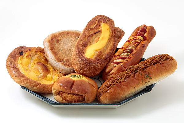 調理パン、総菜パン6種類を大きな皿に盛り付け、白いバックで撮影1カット