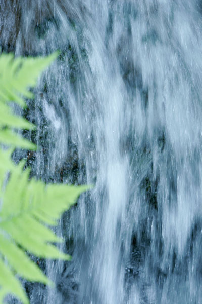 滝 水が勢いよく流れ落ちるイメージ 画像2 フリー写真素材 