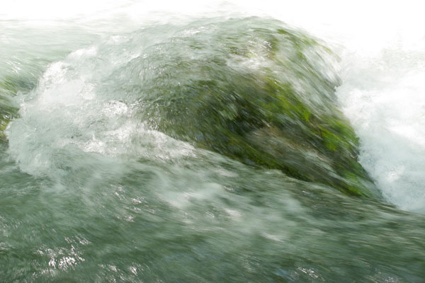 急流 清流 水面 激しい水の流れイメージ クローズアップ 画像7 無料写真素材 