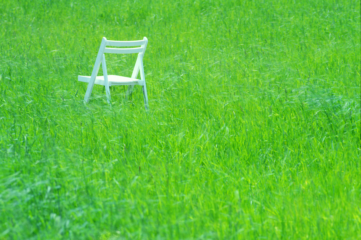 e48-草原　草原と白い椅子