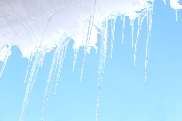 冬 つららと青空 画像 無料写真素材 フリー写真素材