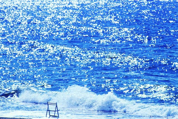 海と白い椅子 真夏のイメージ 画像 無料写真素材 フリー素材