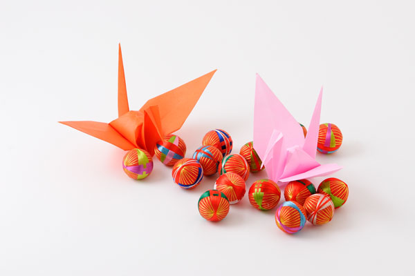 折り鶴と 小鞠 オレンジ色 ピンク色 画像3 無料写真素材