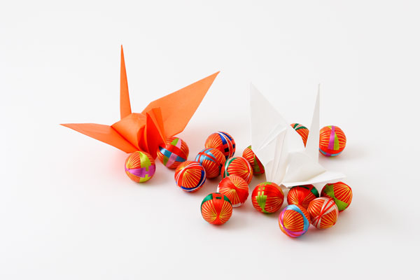 折り鶴と 小鞠 オレンジ色 白色 画像1 フリー写真素材