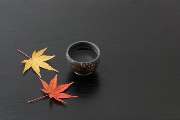 紅葉したモミジの葉と猪口（日本酒） 黒い盆 画像2 無料写真素材