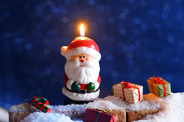クリスマスイメージ サンタクロースキャンドル プレゼント 画像2 フリー写真素材