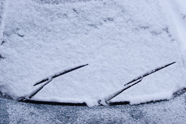 自動車 積雪 凍てつくフロントガラス 画像1 無料写真素材 