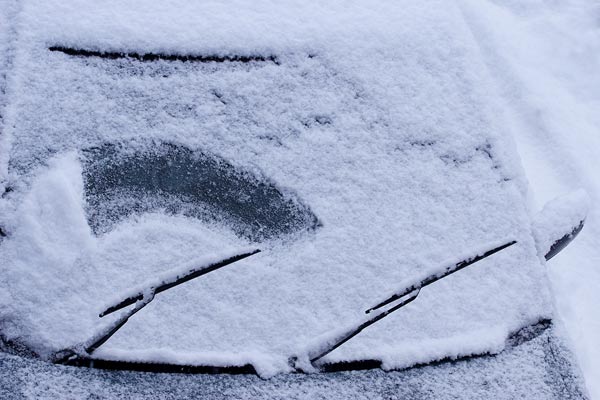 自動車 冬 積雪 凍てつくフロントガラス 画像2 フリー写真素材 