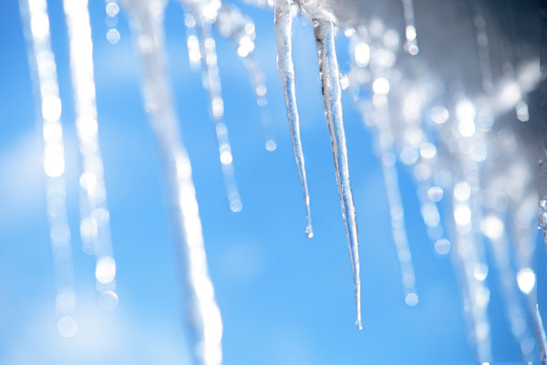 つらら 青空 雲 メルヘンな冬のイメージ 無料写真素材 フリー素材「花ざかりの森」