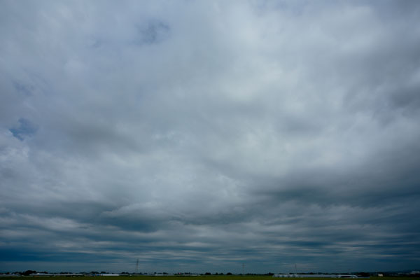 曇天の写真2点。暗く立込める雲、嵐のような雲、重い雲