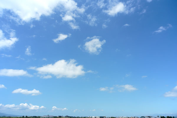 青空に小さな浮き雲が沢山点在する画像。合成素材2点