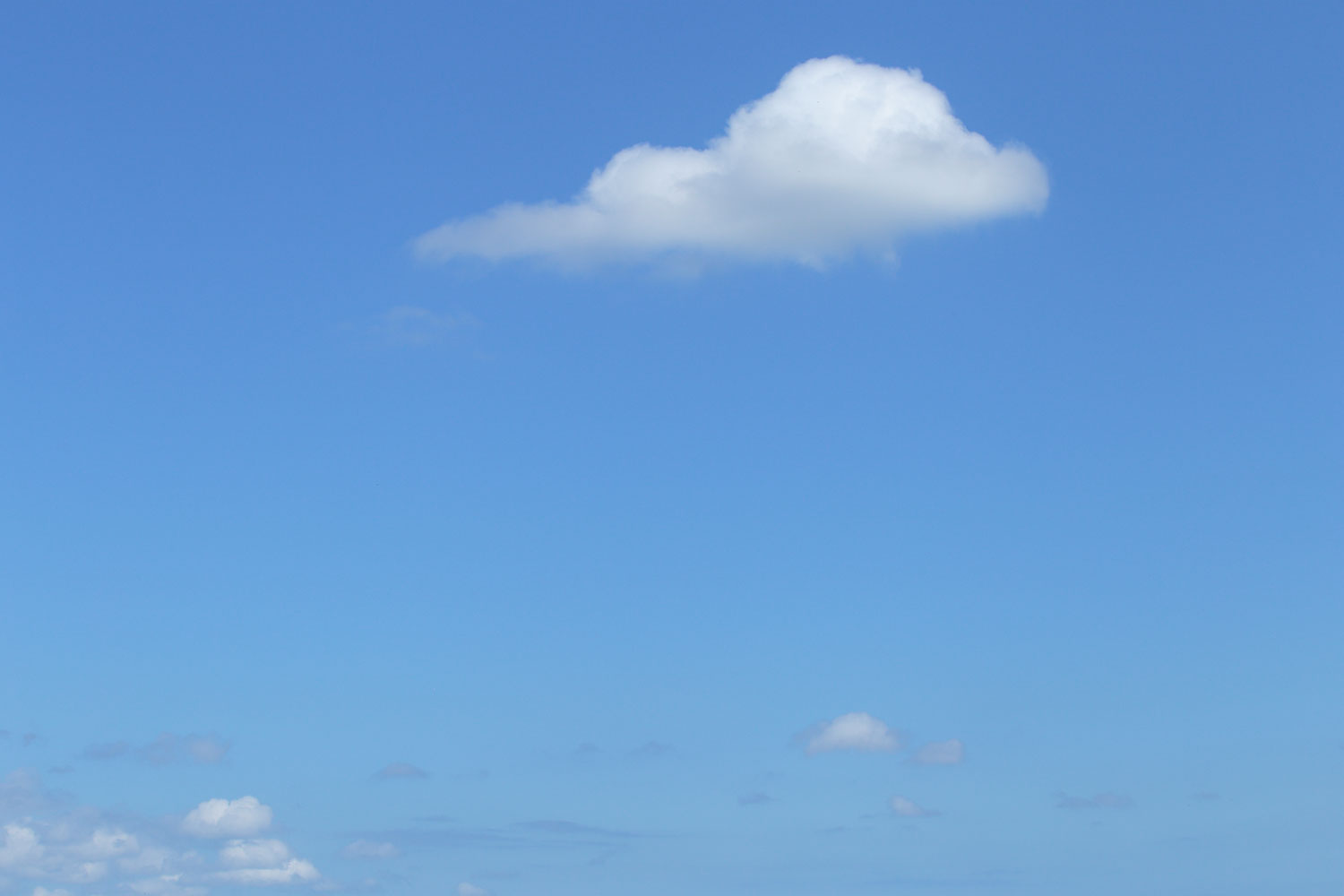 i73l-3587　青空と雲「花ざかりの森」