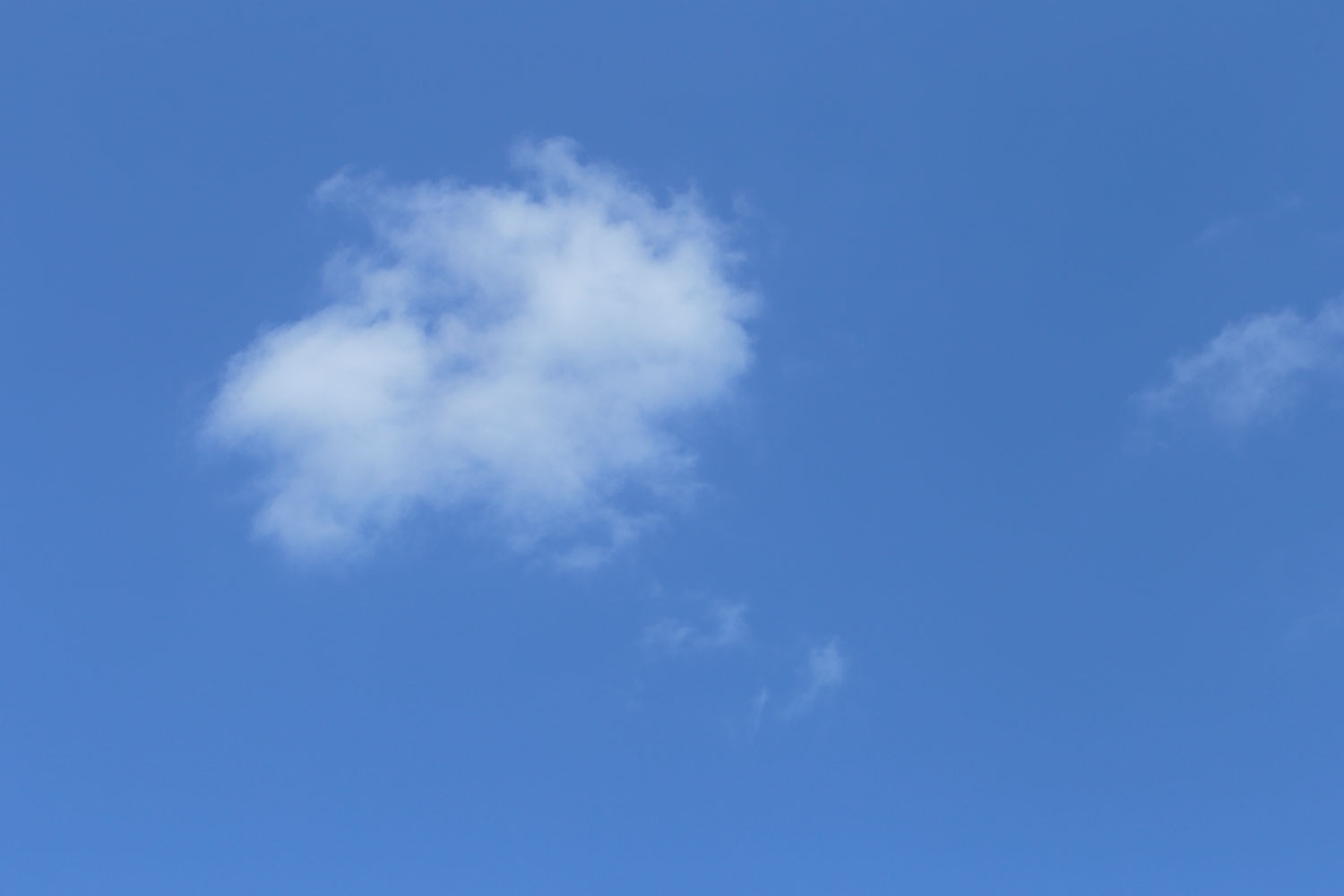 73l-3589　青空と雲　「花ざかりの森」