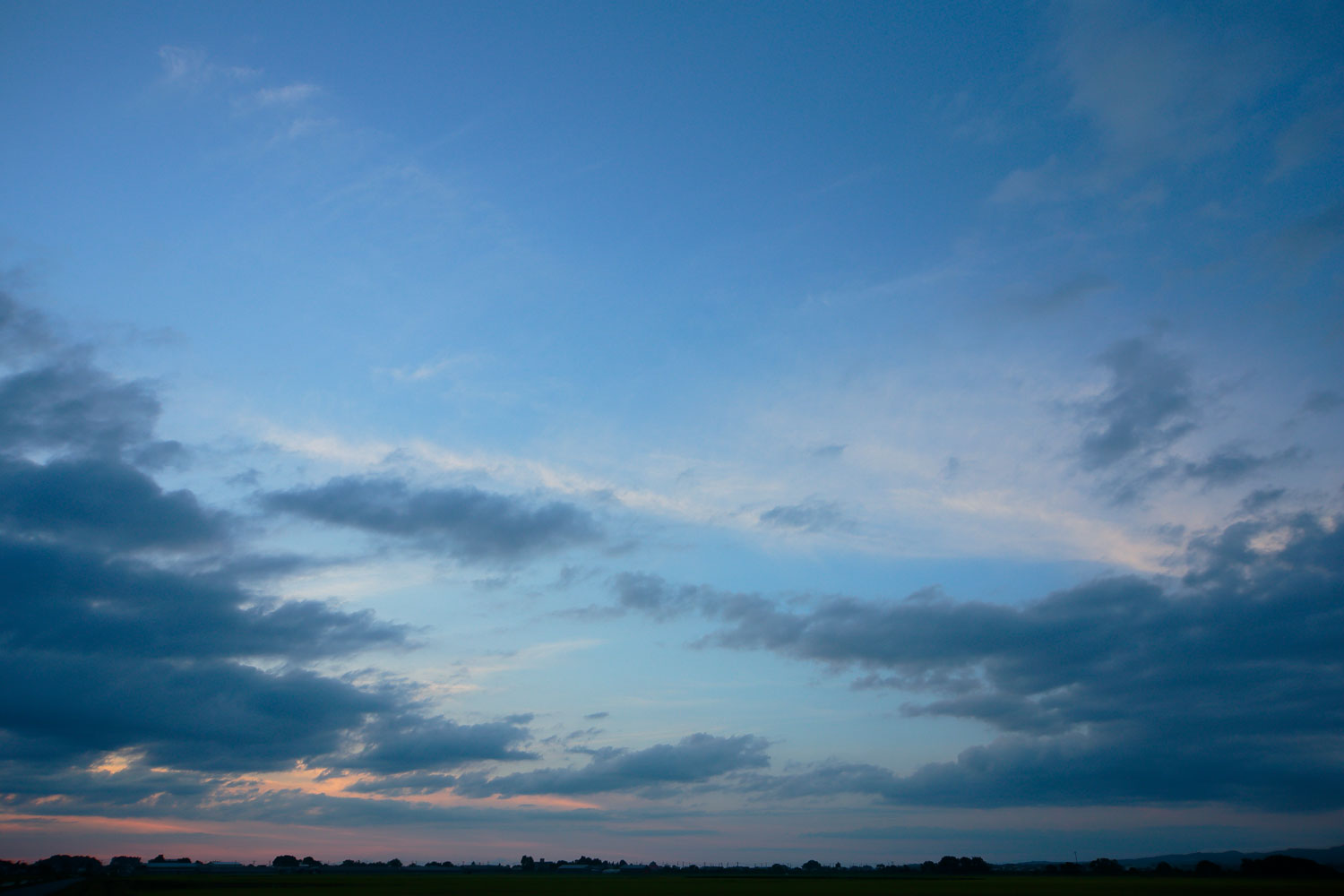 i73l-3612　夕暮れの空の色と雲